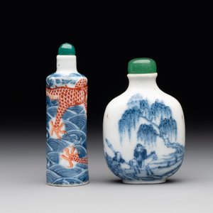 A Chinese blue and white 'figurative' snuff bottle and a blue, white and iron-red 'dragon' snuff bottle, Qianlong mark, 19th C. — photo 3