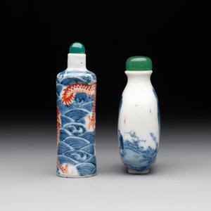 A Chinese blue and white 'figurative' snuff bottle and a blue, white and iron-red 'dragon' snuff bottle, Qianlong mark, 19th C. — photo 4