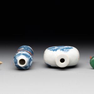 A Chinese blue and white 'figurative' snuff bottle and a blue, white and iron-red 'dragon' snuff bottle, Qianlong mark, 19th C. — photo 5