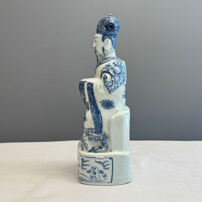 A Chinese blue and white figure of a Daoist deity — photo 2