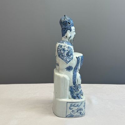A Chinese blue and white figure of a Daoist deity — photo 3