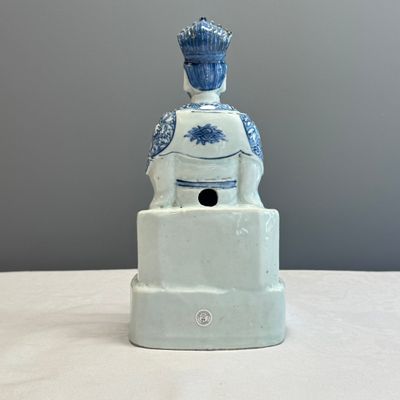 A Chinese blue and white figure of a Daoist deity — photo 4