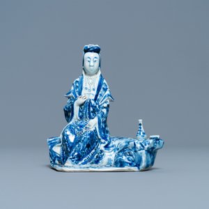 A Chinese blue and white figure of a seated Guanyin, 19th C. — 照片 2