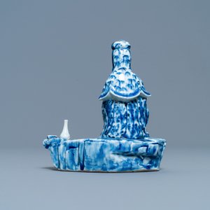 A Chinese blue and white figure of a seated Guanyin, 19th C. — 照片 4