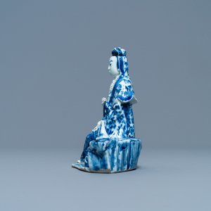 A Chinese blue and white figure of a seated Guanyin, 19th C. — 照片 5
