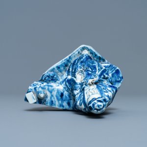 A Chinese blue and white figure of a seated Guanyin, 19th C. — 照片 6