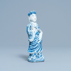 A Chinese blue and white figure of a standing Bodhisattva, 19th C. — 照片 1
