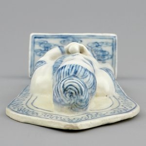 A Chinese blue and white figure of Guanyin on a base, the back inscribed, probably Wanli, Ming Dynasty — photo 6