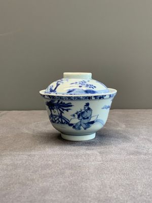 A Chinese blue and white 'figures and a phoenix' tea bowl and cover, Yongzheng — photo 3