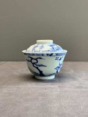 A Chinese blue and white 'figures and a phoenix' tea bowl and cover, Yongzheng — photo 4