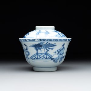 A Chinese blue and white 'figures and a phoenix' tea bowl and cover, Yongzheng — photo 1