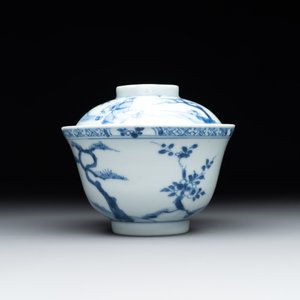 A Chinese blue and white 'figures and a phoenix' tea bowl and cover, Yongzheng — photo 4