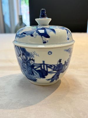 A Chinese blue and white 'figures in a landscape' bowl and cover, Kangxi mark and of the period — photo 1