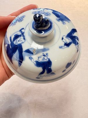 A Chinese blue and white 'figures in a landscape' bowl and cover, Kangxi mark and of the period — photo 11