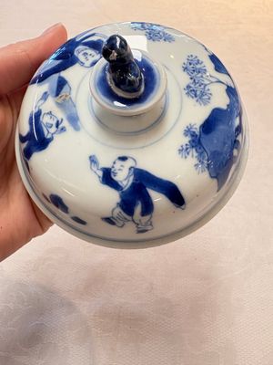 A Chinese blue and white 'figures in a landscape' bowl and cover, Kangxi mark and of the period — photo 12