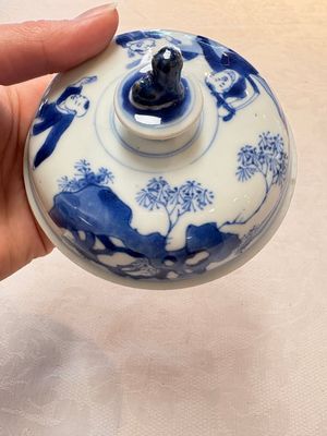 A Chinese blue and white 'figures in a landscape' bowl and cover, Kangxi mark and of the period — photo 13