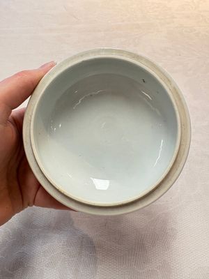 A Chinese blue and white 'figures in a landscape' bowl and cover, Kangxi mark and of the period — photo 14
