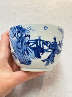 A Chinese blue and white 'figures in a landscape' bowl and cover, Kangxi mark and of the period — photo 2