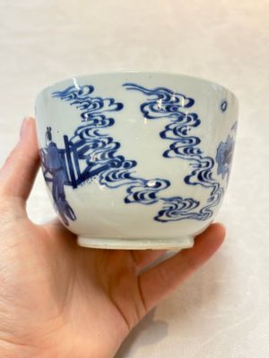 A Chinese blue and white 'figures in a landscape' bowl and cover, Kangxi mark and of the period — photo 3