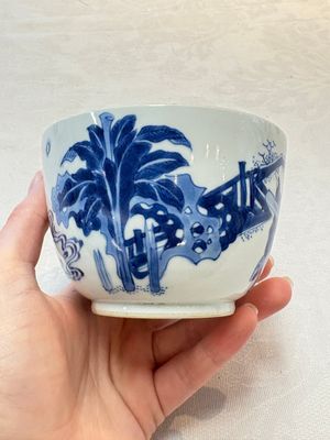 A Chinese blue and white 'figures in a landscape' bowl and cover, Kangxi mark and of the period — photo 4
