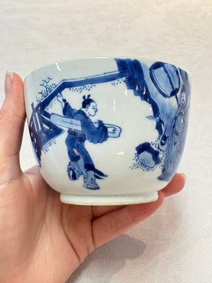 A Chinese blue and white 'figures in a landscape' bowl and cover, Kangxi mark and of the period — photo 5