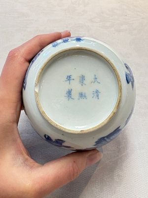 A Chinese blue and white 'figures in a landscape' bowl and cover, Kangxi mark and of the period — photo 7