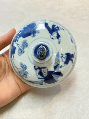 A Chinese blue and white 'figures in a landscape' bowl and cover, Kangxi mark and of the period — photo 9