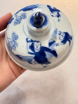 A Chinese blue and white 'figures in a landscape' bowl and cover, Kangxi mark and of the period — photo 10