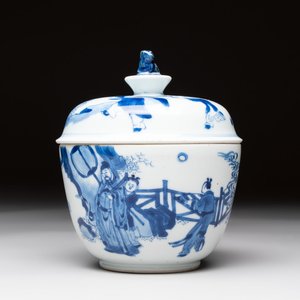 A Chinese blue and white 'figures in a landscape' bowl and cover, Kangxi mark and of the period — photo 1