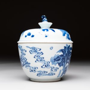 A Chinese blue and white 'figures in a landscape' bowl and cover, Kangxi mark and of the period — photo 2