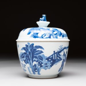 A Chinese blue and white 'figures in a landscape' bowl and cover, Kangxi mark and of the period — photo 3
