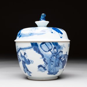A Chinese blue and white 'figures in a landscape' bowl and cover, Kangxi mark and of the period — photo 4