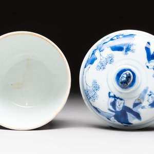 A Chinese blue and white 'figures in a landscape' bowl and cover, Kangxi mark and of the period — photo 5