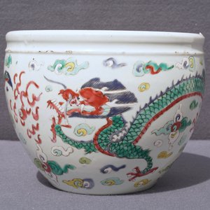 A Chinese blue and white fish bowl and a famille rose 'dragon' jardinière, 19th C. and Yongzheng — 照片 11