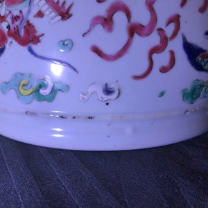 A Chinese blue and white fish bowl and a famille rose 'dragon' jardinière, 19th C. and Yongzheng — 照片 18