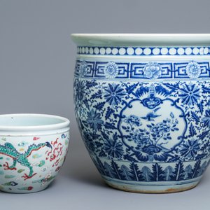 A Chinese blue and white fish bowl and a famille rose 'dragon' jardinière, 19th C. and Yongzheng — 照片 2
