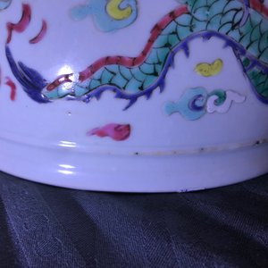 A Chinese blue and white fish bowl and a famille rose 'dragon' jardinière, 19th C. and Yongzheng — 照片 22