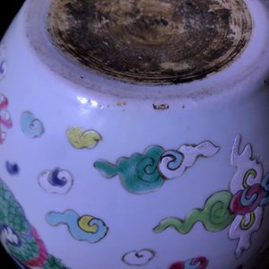 A Chinese blue and white fish bowl and a famille rose 'dragon' jardinière, 19th C. and Yongzheng — 照片 24