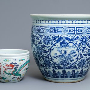 A Chinese blue and white fish bowl and a famille rose 'dragon' jardinière, 19th C. and Yongzheng — 照片 3