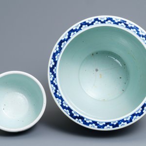 A Chinese blue and white fish bowl and a famille rose 'dragon' jardinière, 19th C. and Yongzheng — 照片 5