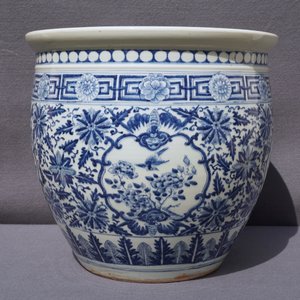 A Chinese blue and white fish bowl and a famille rose 'dragon' jardinière, 19th C. and Yongzheng — 照片 7