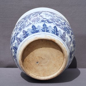 A Chinese blue and white fish bowl and a famille rose 'dragon' jardinière, 19th C. and Yongzheng — 照片 9