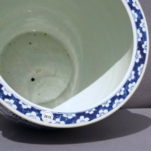 A Chinese blue and white fish bowl and a famille rose 'dragon' jardinière, 19th C. and Yongzheng — 照片 10