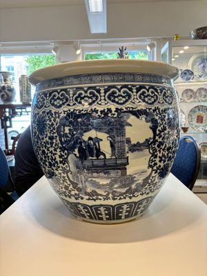 A Chinese blue and white fish bowl with narrative design, 19th C. — photo 1
