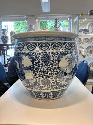 A Chinese blue and white fish bowl with narrative design, 19th C. — photo 2