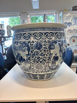 A Chinese blue and white fish bowl with narrative design, 19th C. — photo 4