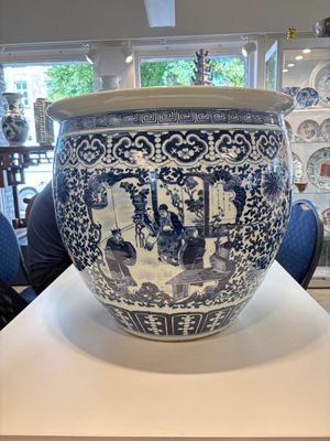 A Chinese blue and white fish bowl with narrative design, 19th C. — photo 5