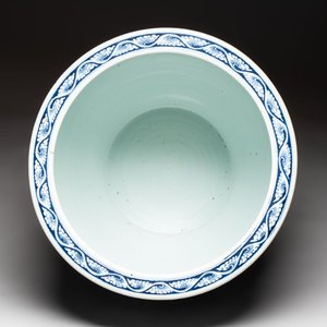 A Chinese blue and white fish bowl with narrative design, 19th C. — photo 6
