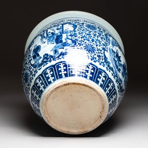 A Chinese blue and white fish bowl with narrative design, 19th C. — photo 7