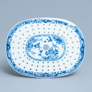 A Chinese blue and white fish strainer on stand, Qianlong — photo 4
